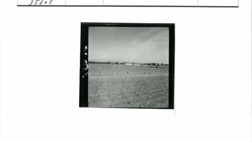 贫瘠田野劳作远山建筑.jpg