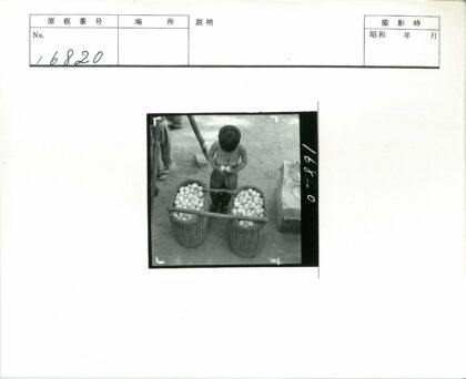 赤膊孩童与鸡蛋篮.jpg