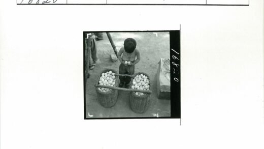 赤膊孩童与鸡蛋篮.jpg