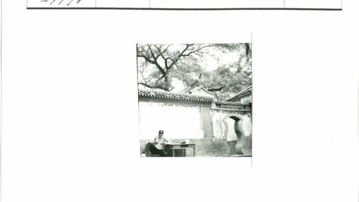 赤膊男子砖墙前静坐.jpg