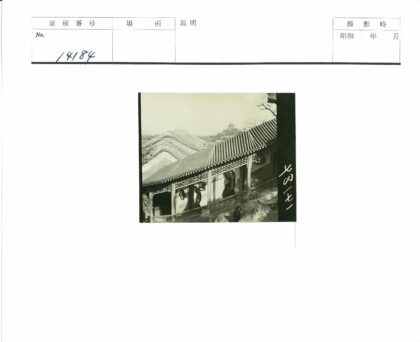 走廊窗景与传统瓦顶风光.jpg