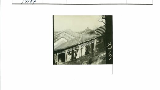 走廊窗景与传统瓦顶风光.jpg