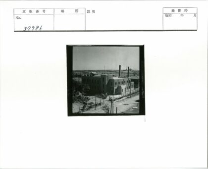 路边工业建筑与城市景观.jpg