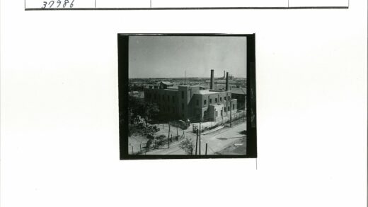 路边工业建筑与城市景观.jpg