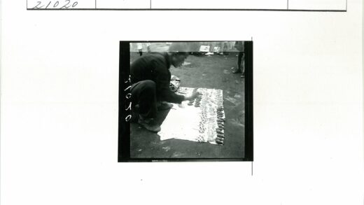 路边摆摊展示小物件.jpg