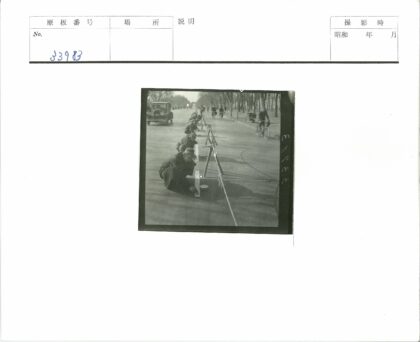 路边绘画与骑车人街景.jpg