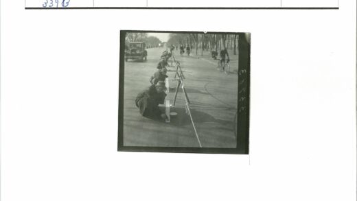 路边绘画与骑车人街景.jpg