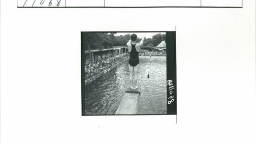 跳水池畔观众围观跳水瞬间.jpg