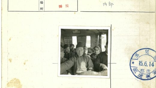 车内人群围坐旧时光.jpg