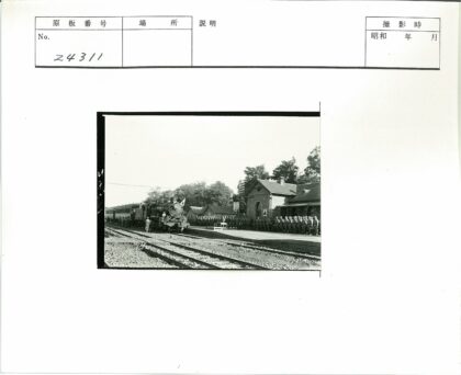 车站站台士兵与火车历史影像.jpg