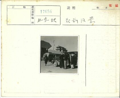 车门旁交谈与拄拐行人街景.jpg