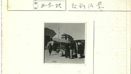 车门旁交谈与拄拐行人街景.jpg