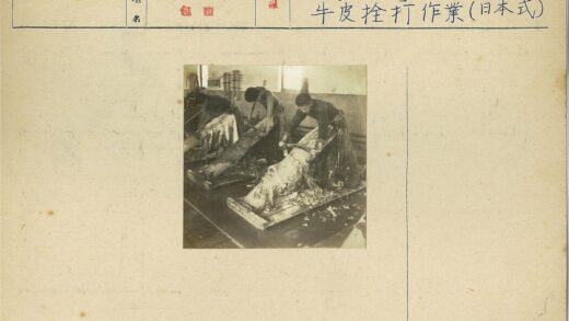 车间工人刮材料工作场景.jpg