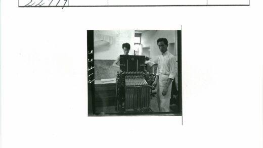 车间工人操作大型机械工作.jpg