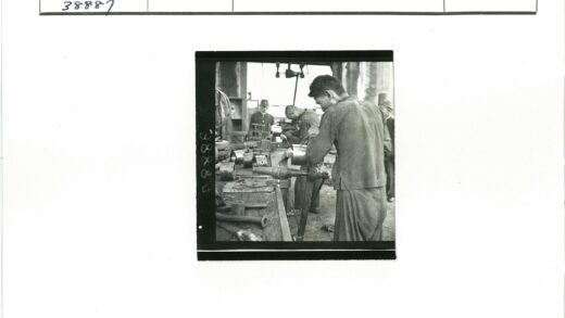 车间工人操作工具设备工作场景.jpg