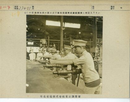 车间工人操作机器工作照.jpg