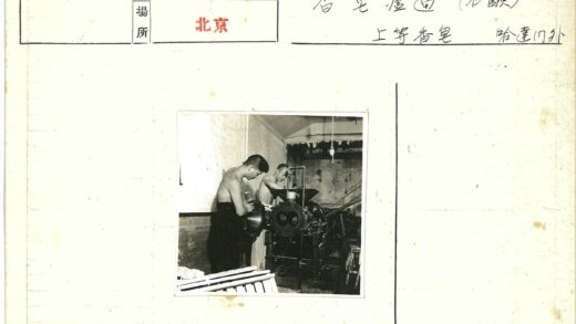 车间工人操作机器工作照.jpg