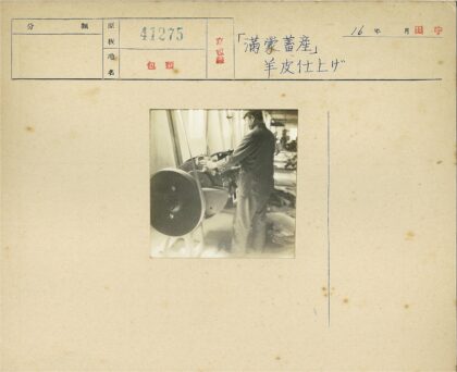 车间工人操作机器手写笔记邮票.jpg