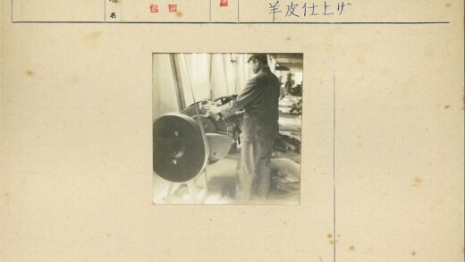 车间工人操作机器手写笔记邮票.jpg