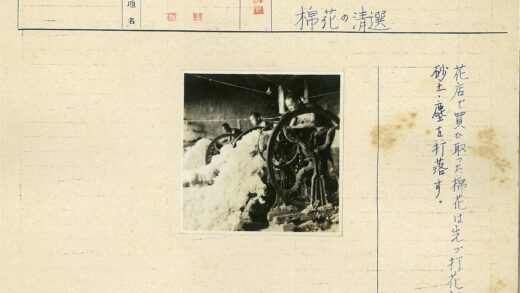 车间工人操作棉花加工机器.jpg