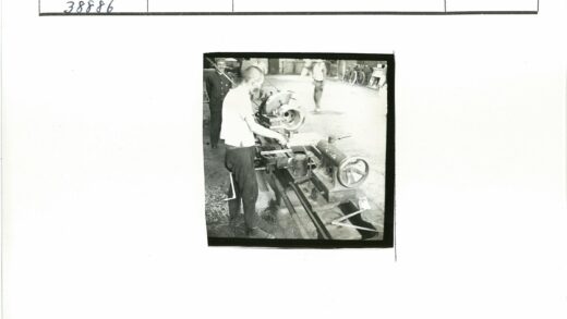 车间车床操作与观察.jpg