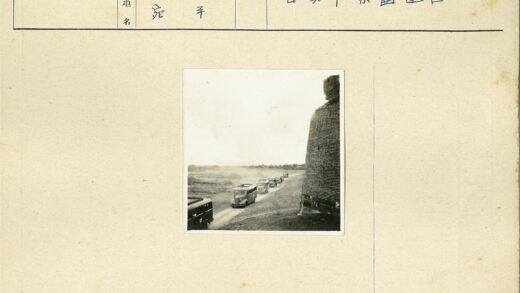 车队行驶于砖砌建筑旁土路.jpg