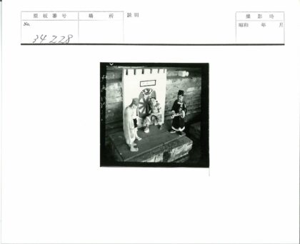 轮子符号城堡前的小雕像.jpg
