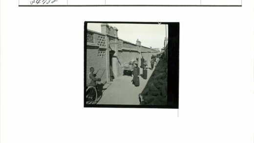 轮椅行人砖墙街道旧景.jpg