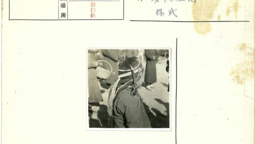 辫子头巾孩童与柳条篮.jpg