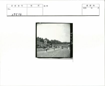 运动员持旗乐队伴奏跑道行进.jpg