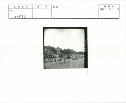 运动员横幅游行乐队助阵观众满座.jpg