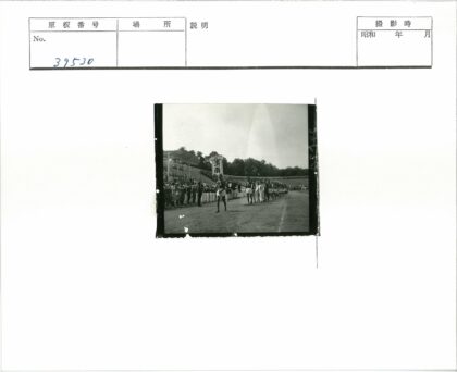 运动员行进于观众看台前.jpg
