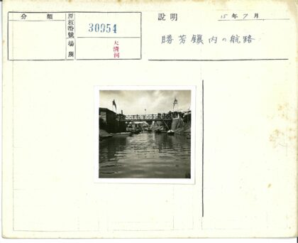 运河人行桥与沿岸建筑风光.jpg