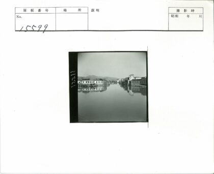运河建筑与山脉风光.jpg