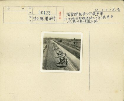 运河旁提篮行走的乡村人群.jpg