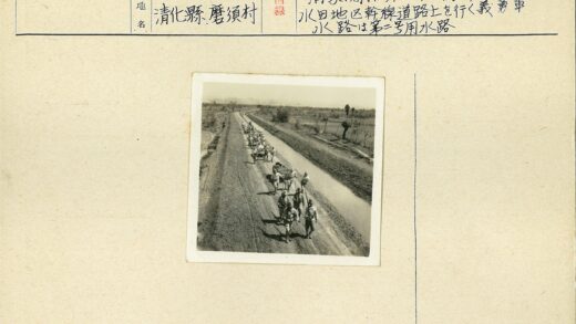 运河旁提篮行走的乡村人群.jpg