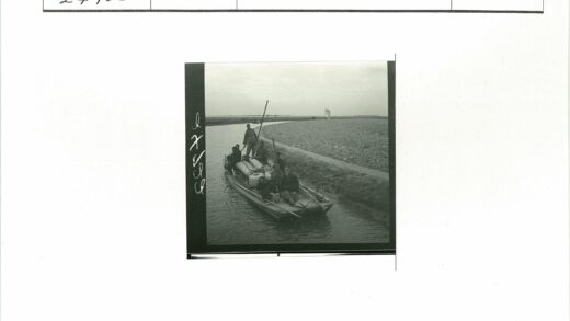 运河木筏航行贫瘠田野远建筑.jpg