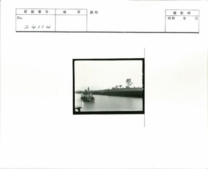 运河木船穿桥过树影.jpg