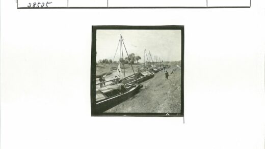 运河桅杆船与河岸行人.jpg