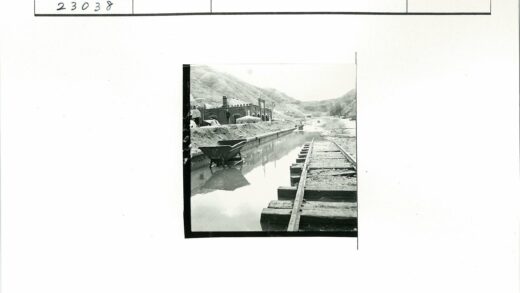 运河独轮车与破碎铁路风景.jpg