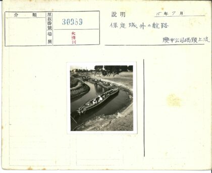 运河畔停泊船只堤岸风景.jpg