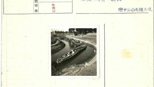 运河畔停泊船只堤岸风景.jpg