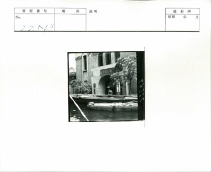 运河畔木船与拱形建筑.jpg