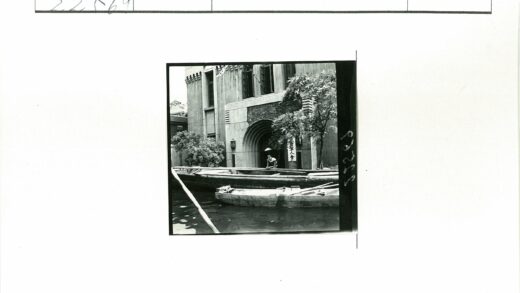 运河畔木船与拱形建筑.jpg