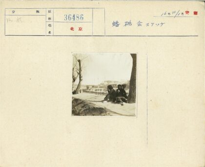 运河畔树下三人与过桥人群.jpg