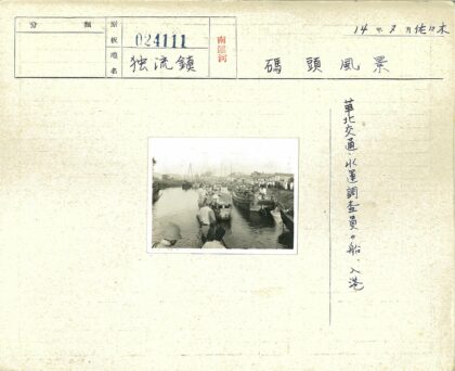 运河畔的船只与人群.jpg