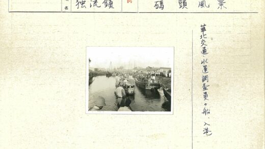 运河畔的船只与人群.jpg
