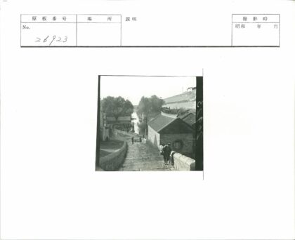 运河畔石头路行人工作场景.jpg