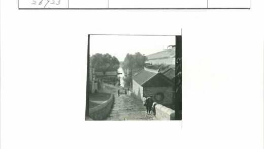 运河畔石头路行人工作场景.jpg