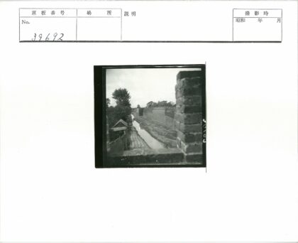 运河畔砖墙与宝塔景.jpg